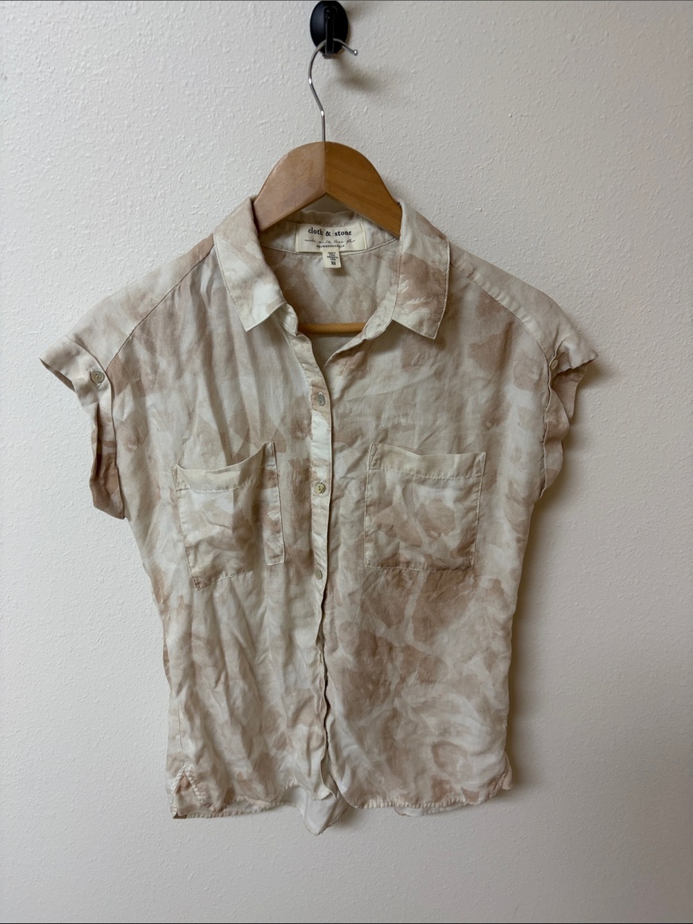Cloth & Stone light beige tie-dye button-up blouse women’s size XS